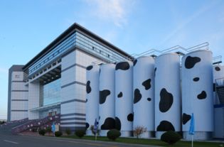 蒙牛獲評中國商業(yè)改革開放40年功勛企業(yè) 卓越投資管理與時(shí)代同行的典范